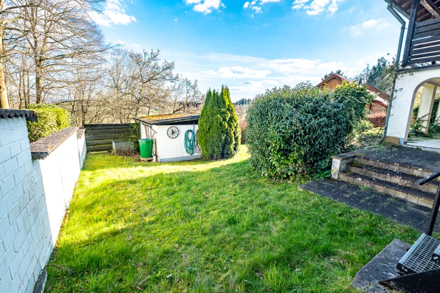 Verwirklichen Sie Ihren Gartentraum - Natur pur - Haus mit großem Garten und zwei Garagen