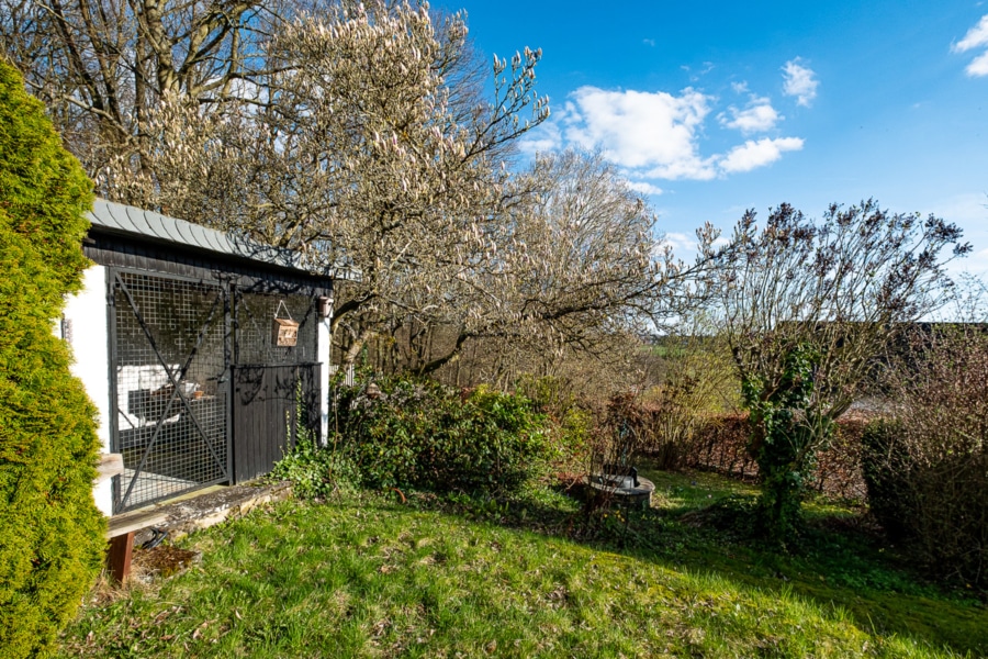 Gartenhäuschen - Natur pur - Haus mit großem Garten und zwei Garagen