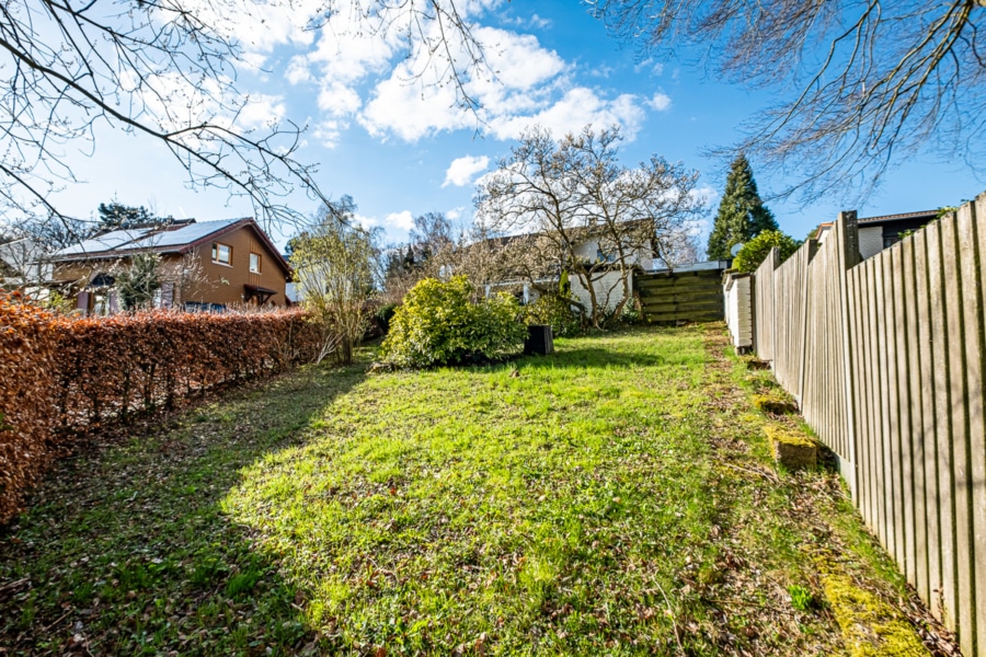 Platz für den Anbau von Gemüse - Natur pur - Haus mit großem Garten und zwei Garagen