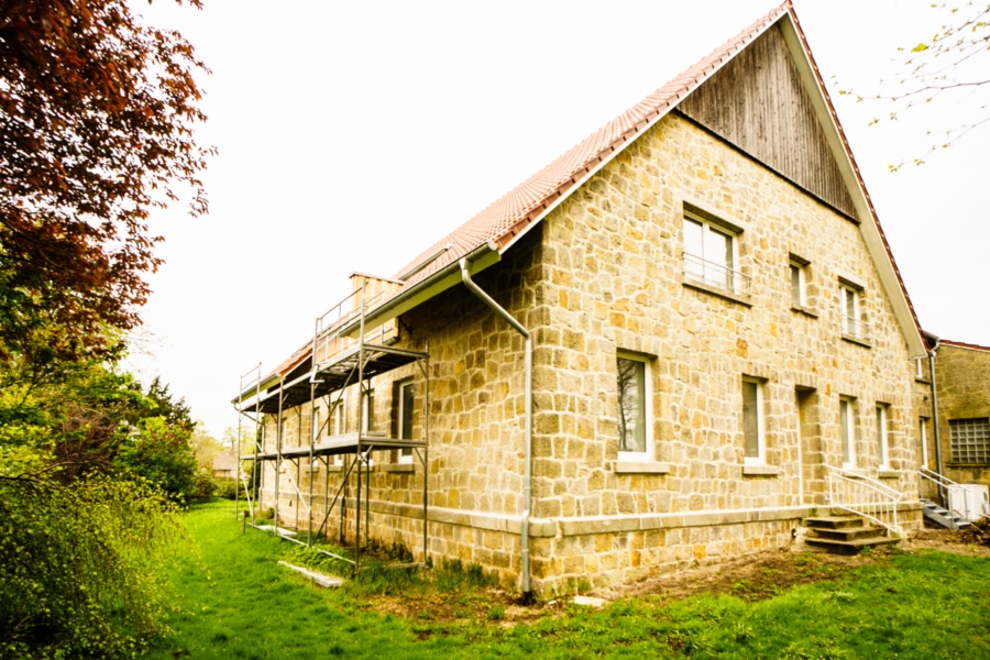 Außenansicht - Idyllisches Wohnen im Grünen: Kernsanierte DG-Wohnung mit ländlichem Ausblick und modernem Komfort!