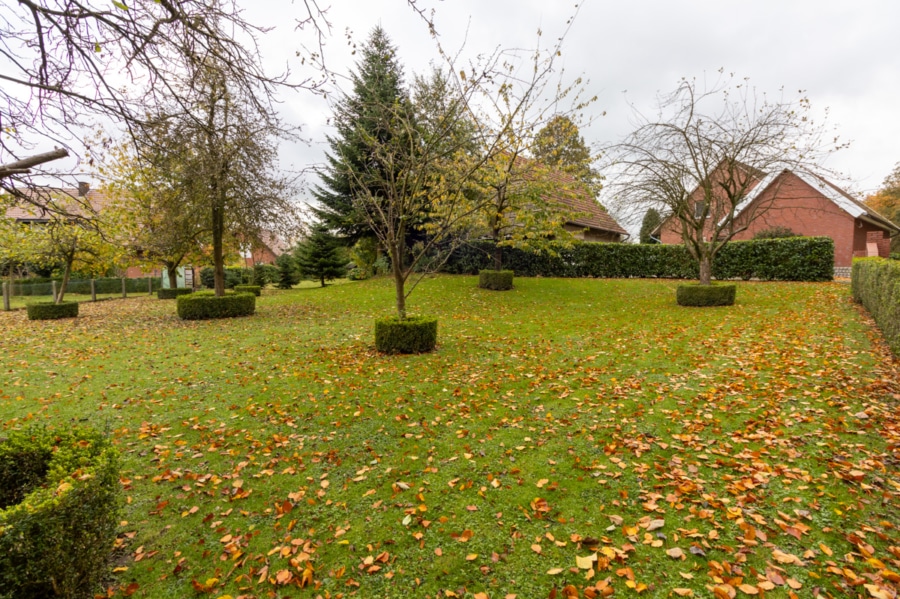 Garten - "Grünes Paradies: Familienhaus mit endlosem Garten"