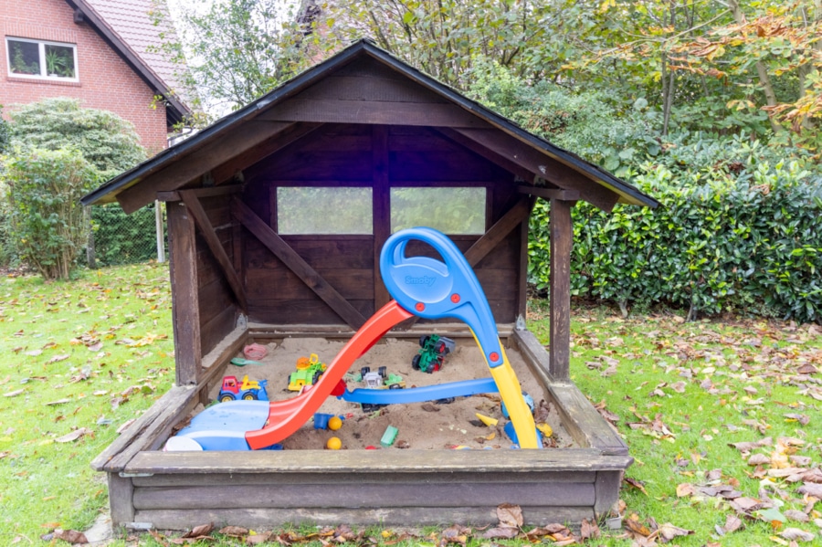 Garten - "Grünes Paradies: Familienhaus mit endlosem Garten"