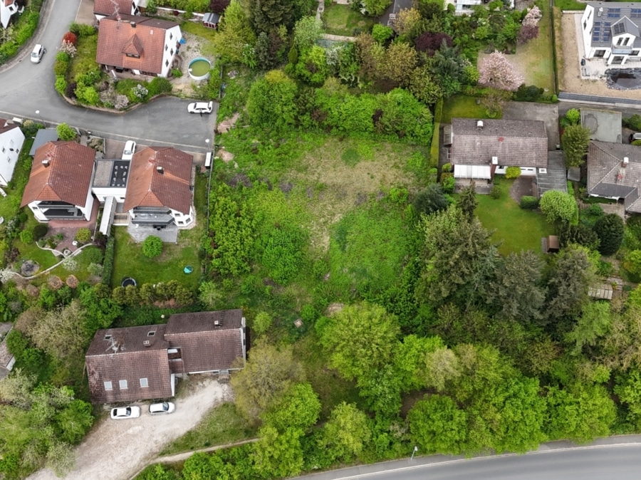 Blick auf das großzügige Grundstück – 1.303 m² mit Südhanglage für Ihr Traumhaus - Erschlossenes Grundstück in sonniger Hanglage – Ideal für individuelle Wohnkonzepte