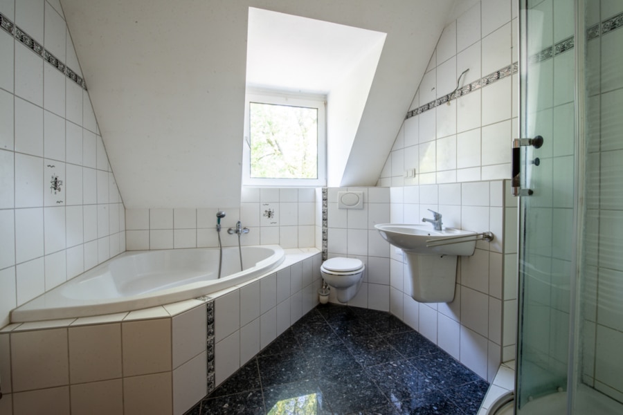 Ansicht Bad mit Dusche und Wanne - "Charmante Maisonette-Wohnung in begehrter Lage von Bochum-Grumme – Großzügig, Zentral und Ruhig"