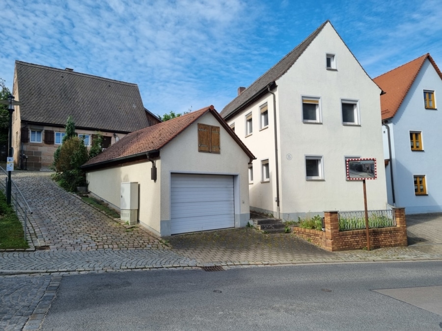 Seitlich - Charmantes Einfamilienhaus in Abenberg