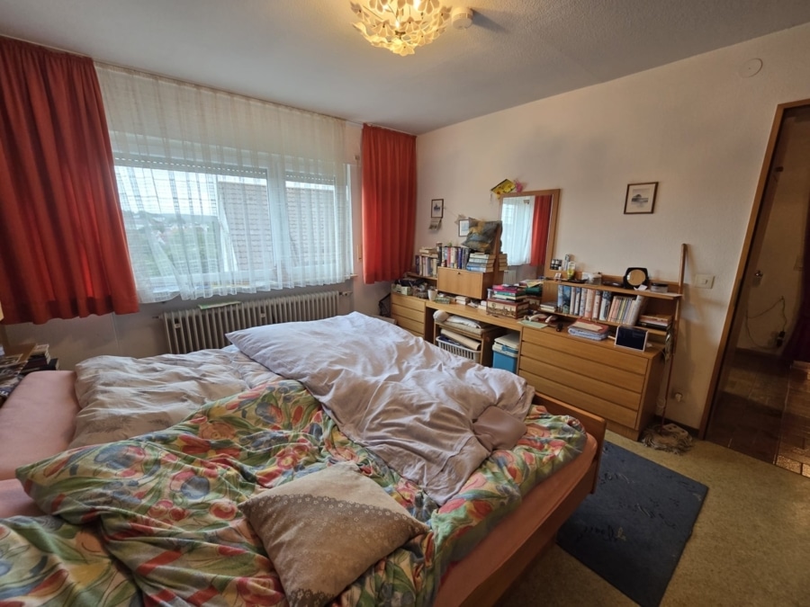 Schlafzimmer EG (1) - Start frei für Ihre Familie - Praktisches 2-Familienhaus in Lomersheim