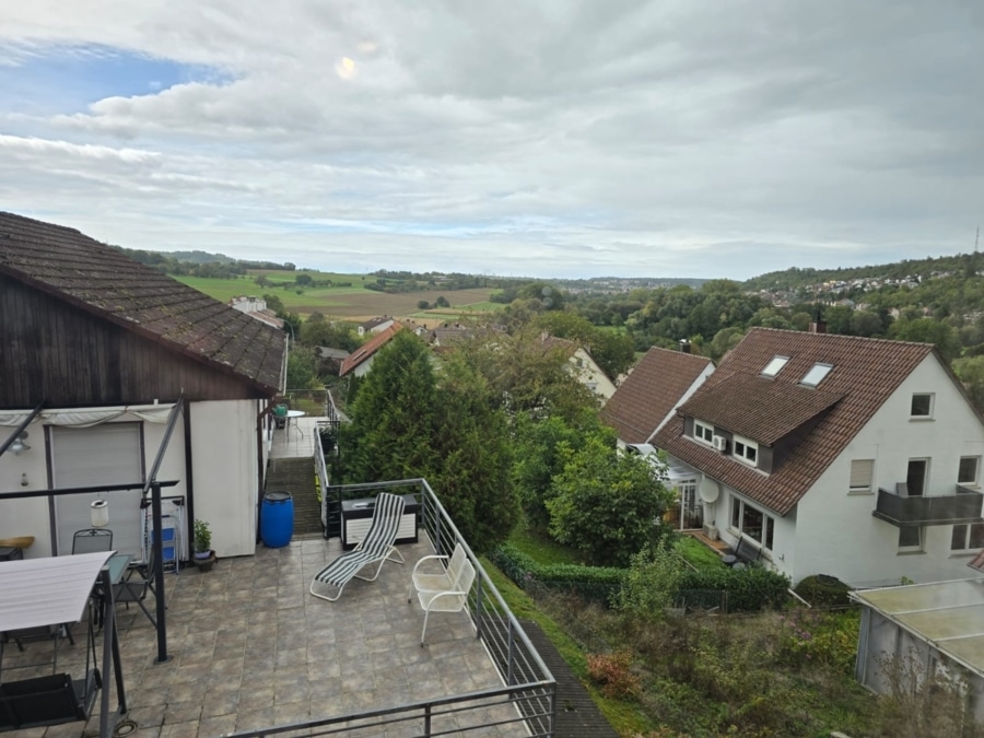 Aussicht - Start frei für Ihre Familie - Praktisches 2-Familienhaus in Lomersheim