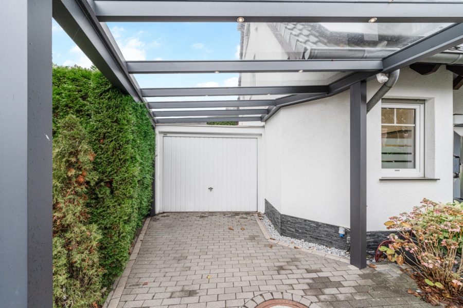 Ansicht Carport und Garage - Eleganz trifft Exklusivität – Ihre Traumimmobilie in Bestlage von Essen-Heisingen!