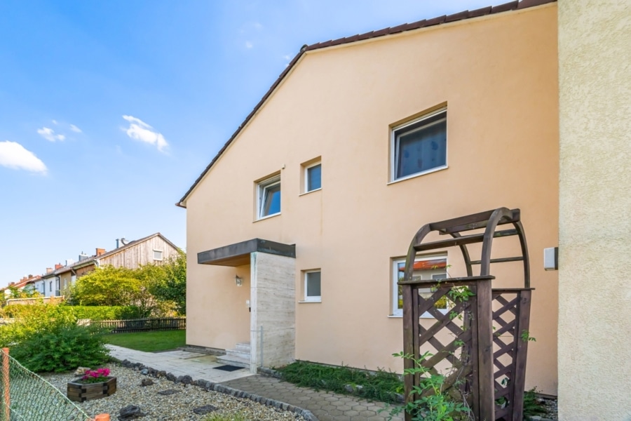 Frontansicht - Charmante 2,5-Zimmer-Wohnung mit Südterrasse und Kaminofen