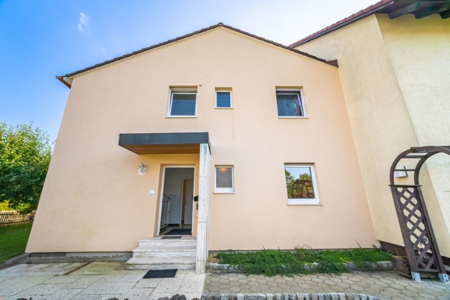 Hauseingangsbereich - Charmante 2,5-Zimmer-Wohnung mit Südterrasse und Kaminofen