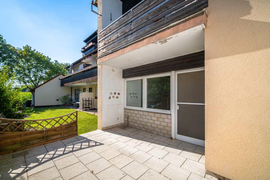 Terrasse - Charmante 2,5-Zimmer-Wohnung mit Südterrasse und Kaminofen