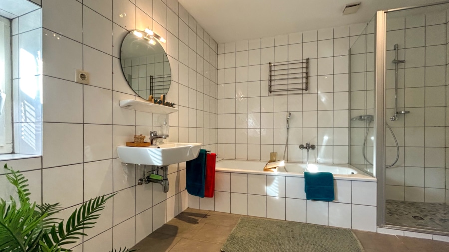 Badezimmer - MODERNISIERTER FACHWERKTRAUM IM GRÜNEN MIT EINLADENDER WOHLFÜHLATMOSPHÄRE