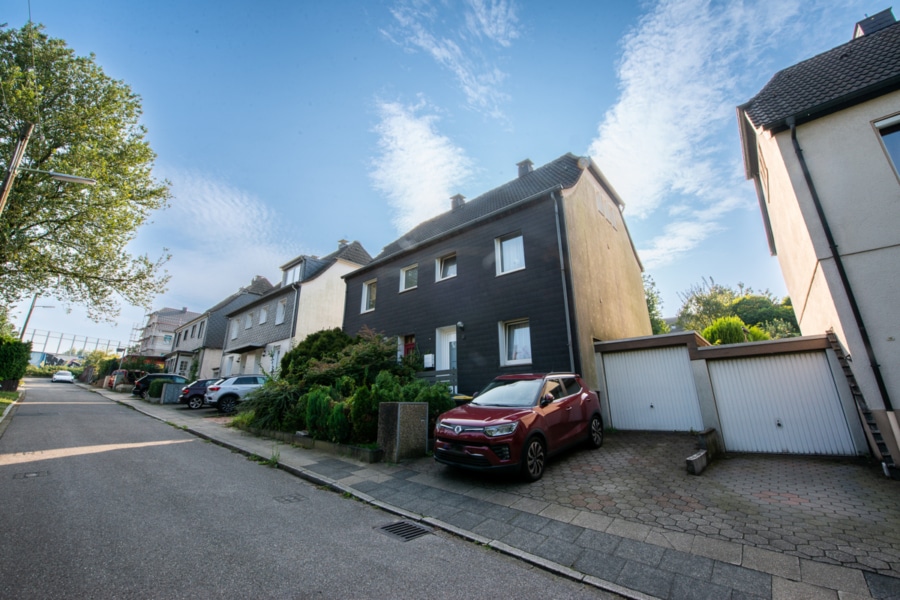 Gebäude - Großzügige Doppelhaushälfte mit 5 Zimmern, großem Garten und Garage in Essen-Frillendorf