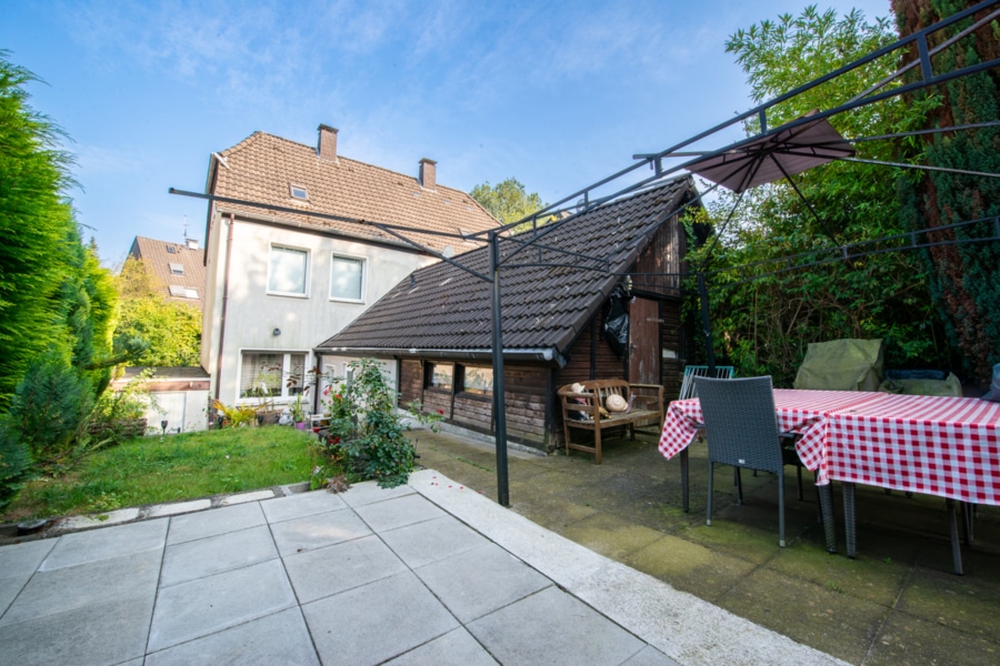 Terrasse/Garten Ansicht 3 - Großzügige Doppelhaushälfte mit 5 Zimmern, großem Garten und Garage in Essen-Frillendorf