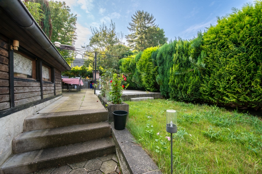 Zugang Garten - Großzügige Doppelhaushälfte mit 5 Zimmern, großem Garten und Garage in Essen-Frillendorf