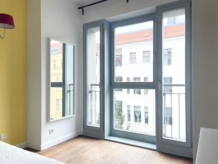 Schlafzimmer Ausblick - Stilvolles Apartment – Nähe Scheunenviertel und Hackeschem Markt – optional TG-Stellplatz und Möblierung