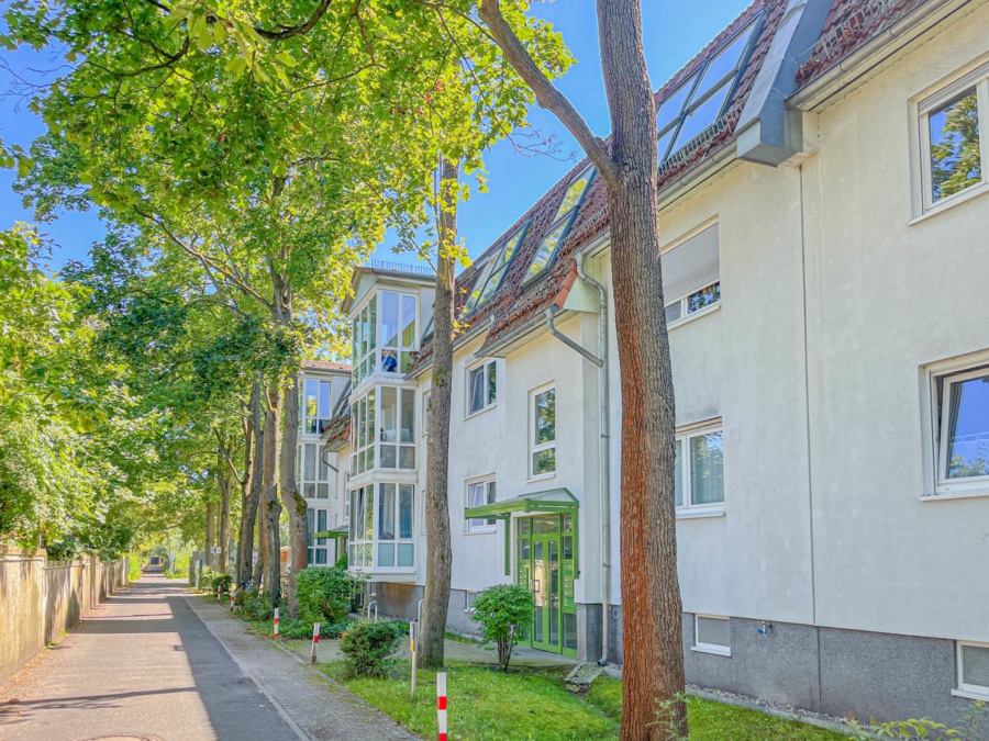 Hausfront - Vermietete Erbpachtwohnung mit Südbalkon – für Kapitalanleger