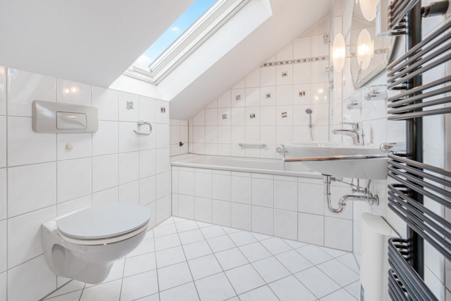 Badezimmer mit Badewanne - Großzügige Maisonette-Wohnung mit Sonnenterrasse in zentraler Lage von Velbert