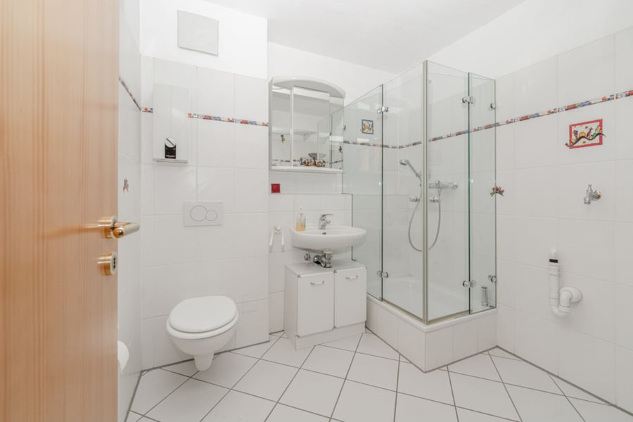 Badezimmer mit Dusche - Großzügige Maisonette-Wohnung mit Sonnenterrasse in zentraler Lage von Velbert