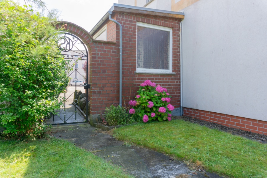 Gartentor - Familienglück in Güstrow: Geräumiges Einfamilienhaus in zentraler Lage.