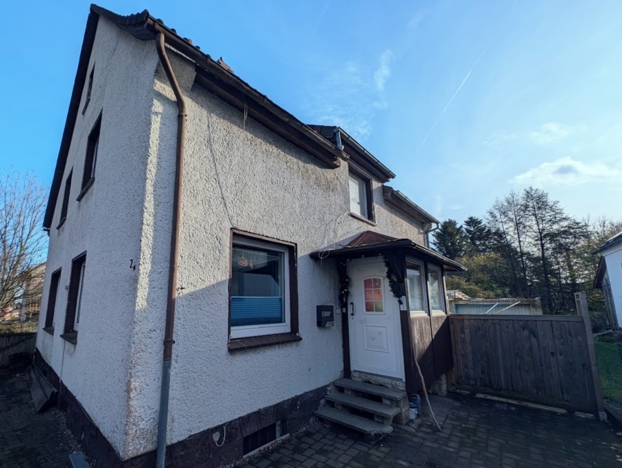 Haus Hofseite - Saniertes Zweifamilienhaus mit ausgebautem Spitzboden und großer Terrasse