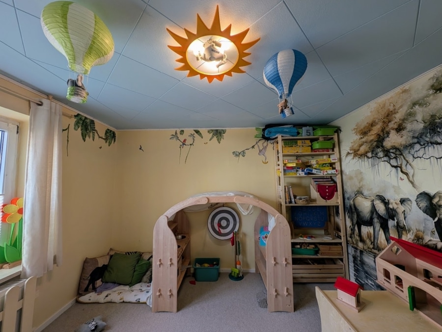 Kinderzimmer EG - Saniertes Zweifamilienhaus mit ausgebautem Spitzboden und großer Terrasse