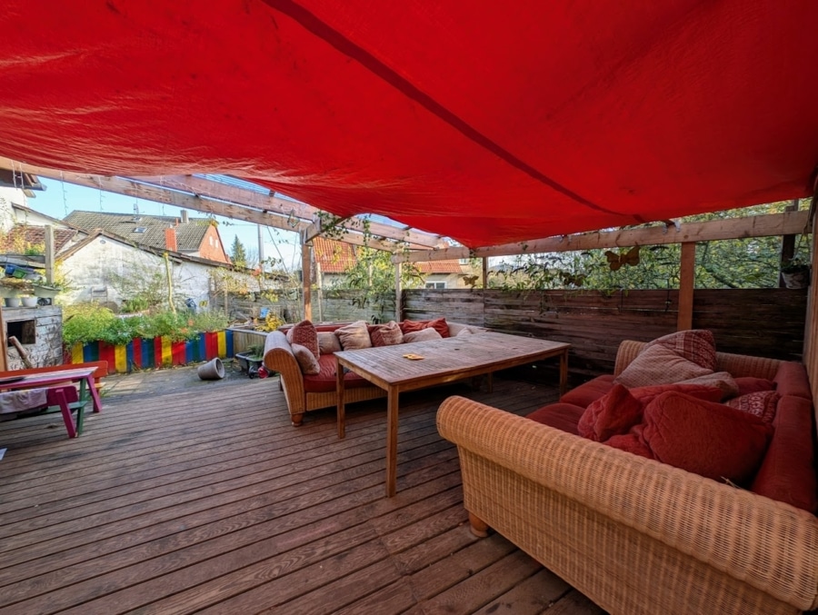 Terrasse - Saniertes Zweifamilienhaus mit ausgebautem Spitzboden und großer Terrasse