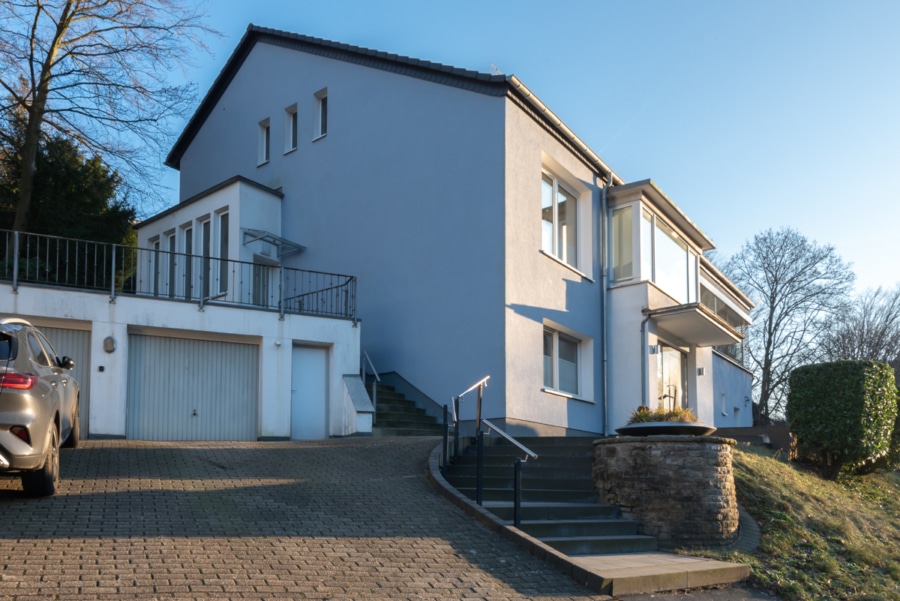 Ansicht Auffahrt - Nachhaltigkeit trifft Luxus: Freistehendes 4-Familienhaus in Bestlage von Essen Bredeney!