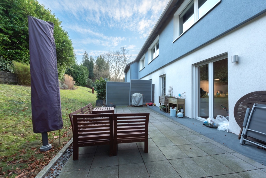 Ansicht rückwärtige Terrasse - Nachhaltigkeit trifft Luxus: Freistehendes 4-Familienhaus in Bestlage von Essen Bredeney!