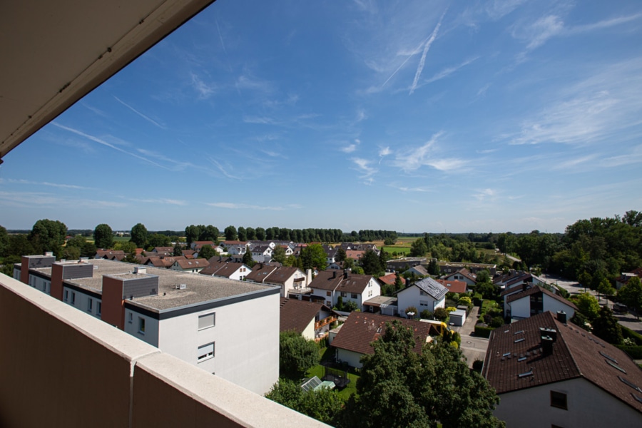 Entspannen auf dem Balkon - Ein Rohdiamant über den Dächern von Ismaning: Renovierungsbedürftige 4-Zimmer-Wohnung