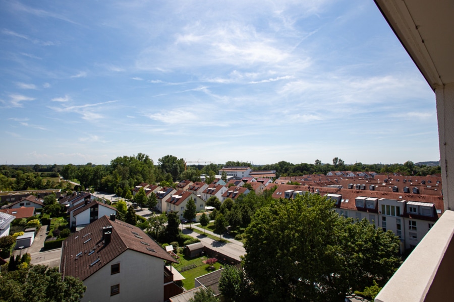 Blick aufs Gymnasium - Ein Rohdiamant über den Dächern von Ismaning: Renovierungsbedürftige 4-Zimmer-Wohnung