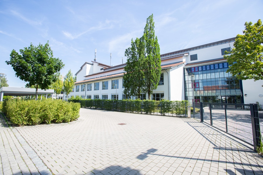 Ismaninger Gymnasium - Ein Rohdiamant über den Dächern von Ismaning: Renovierungsbedürftige 4-Zimmer-Wohnung