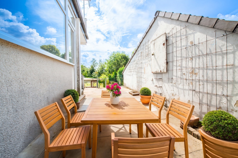 Seitliche Terrasse - Familienidylle in Heisingen - Doppelhaushälfte mit viel Raum für Ihre Träume!