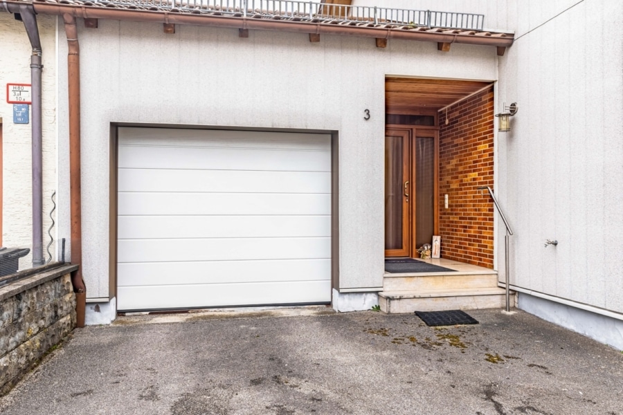 Garageneinfahrt - Charmantes Ein-/Zweifamilienhaus mit großem Garten in zentraler Lage von Haiming