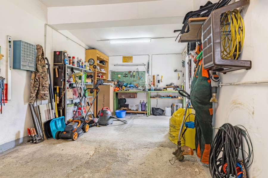 Garage mit Werkstatt - Charmantes Ein-/Zweifamilienhaus mit großem Garten in zentraler Lage von Haiming