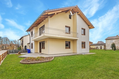 Charmantes Ein-/Zwei­fa­mi­li­enhaus mit großem Garten in zentraler Lage von Haiming, 84533 Haiming, Einfamilienhaus