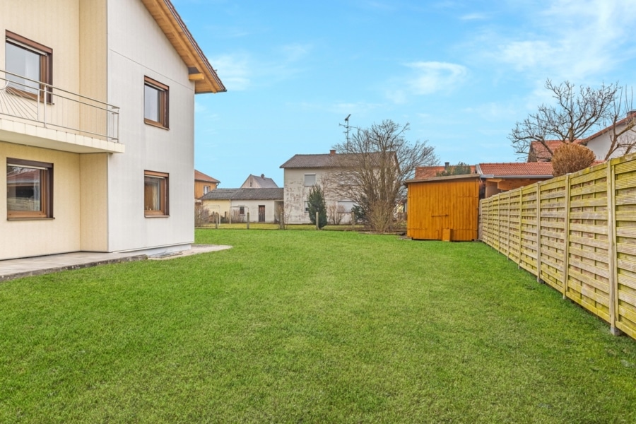 Befestige Einfahrt - Charmantes Ein-/Zweifamilienhaus mit großem Garten in zentraler Lage von Haiming