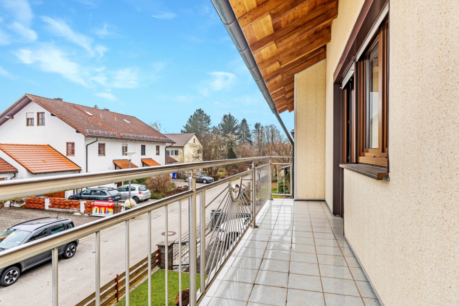 Balkon mit Überdachung - Charmantes Ein-/Zweifamilienhaus mit großem Garten in zentraler Lage von Haiming