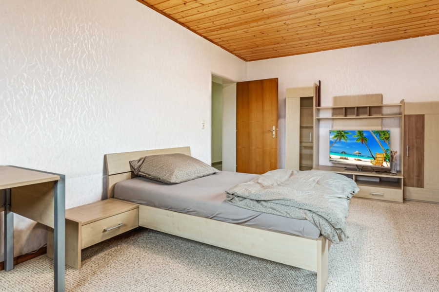 2. Schlafzimmer - Charmantes Ein-/Zweifamilienhaus mit großem Garten in zentraler Lage von Haiming