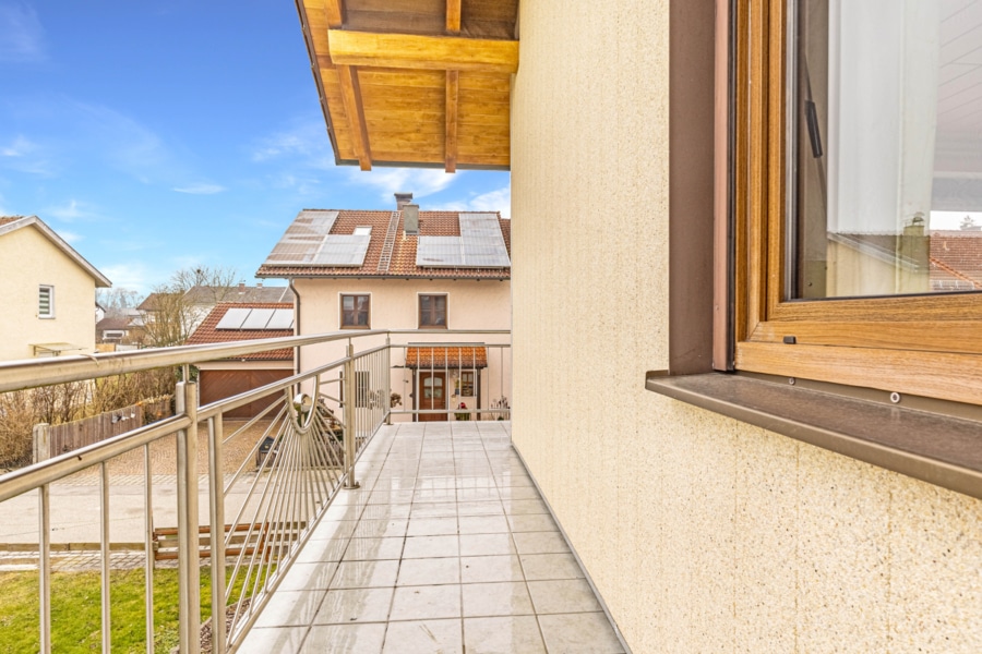 Großer Balkon - Charmantes Ein-/Zweifamilienhaus mit großem Garten in zentraler Lage von Haiming