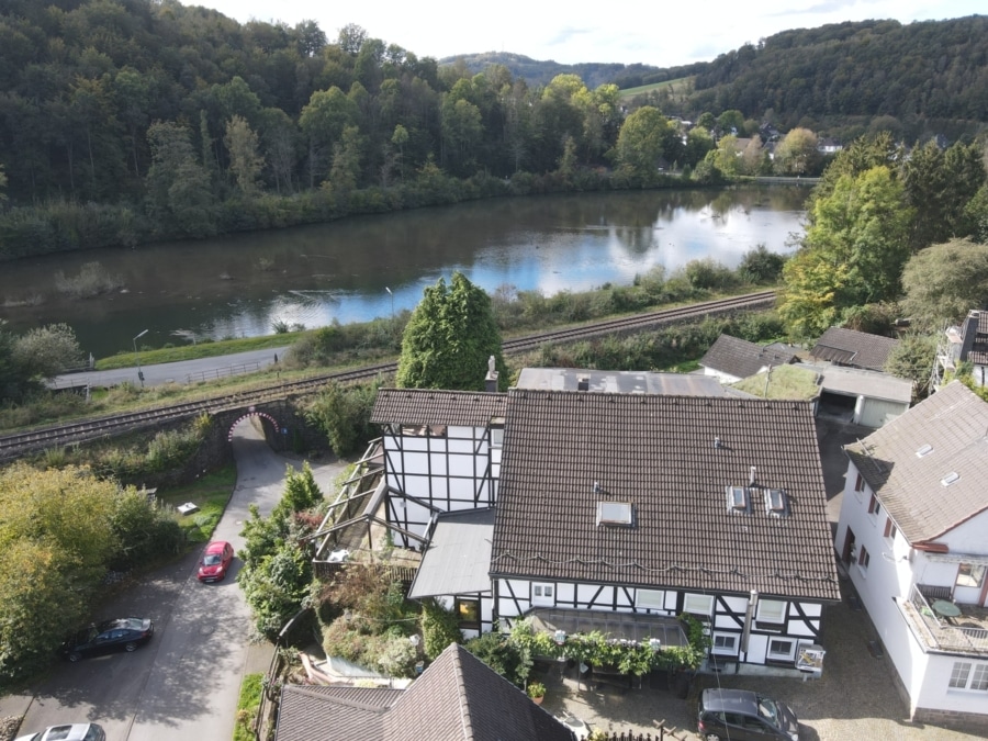 Ansicht - Wohnhaus mit Gaststube am See