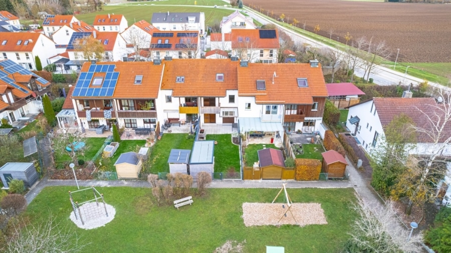 Luftbild mit dem Spielplatz im Blick - Naturnah wohnen, modern genießen: Ihr Neues Zuhause in der Waldkolonie