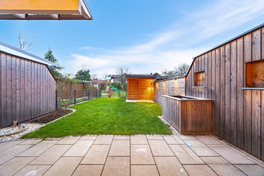 Blick in den Garten - Naturnah wohnen, modern genießen: Ihr Neues Zuhause in der Waldkolonie