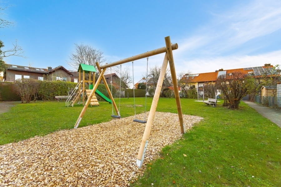 Die Kinder beim Spielen im Blick - Naturnah wohnen, modern genießen: Ihr Neues Zuhause in der Waldkolonie