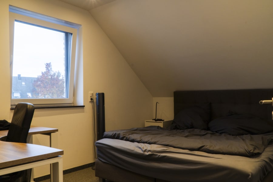 Schlafzimmer DG rechts - Dreifach gut: Wohnen, Vermieten, Investieren