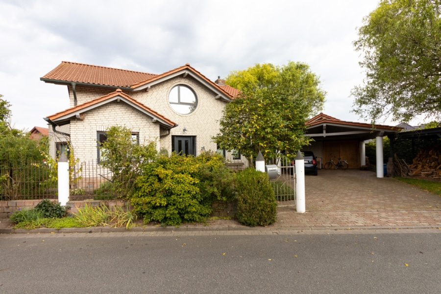 Außen (2) - Einfamilienhaus mit wegweisendem Design"