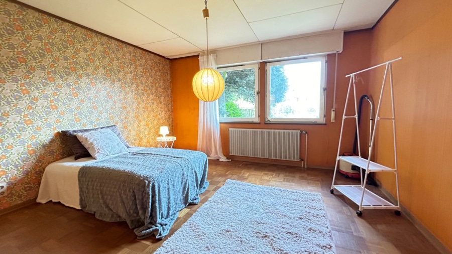 Schlafzimmer - RENOVIERUNGSOBJEKT AUF GROSSEM GRUNDSTÜCK IN NETTER NACHBARSCHAFT