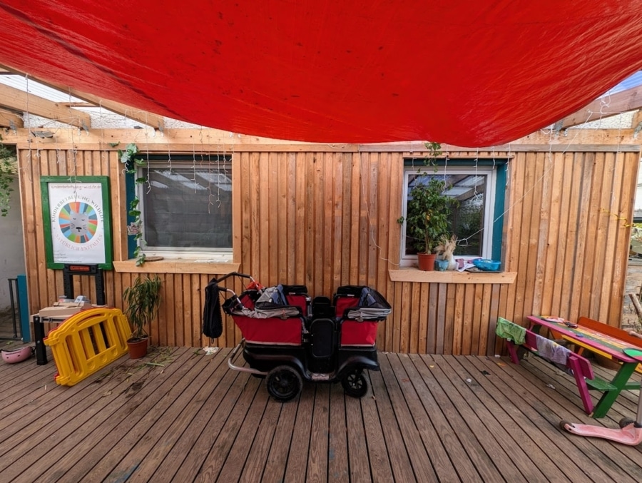 Terrasse Hausseite - Charmantes Familienhaus mit ausgebautem Spitzboden und viel Potenzial