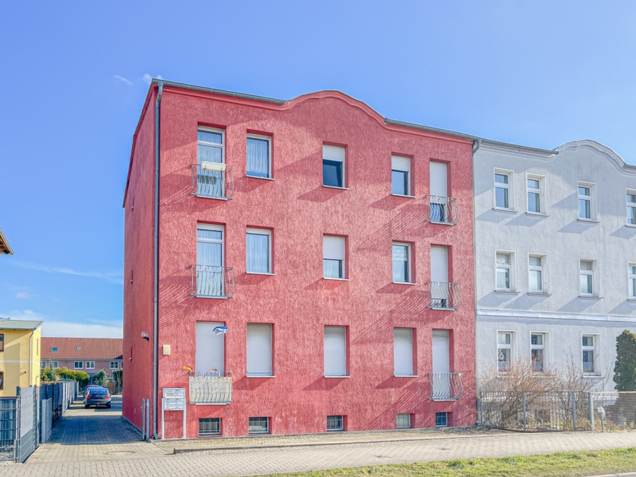 Haus Einfahrt - Vermietetes Mehrfamilienhaus im Berliner Speckgürtel mit stabiler Mieterstruktur