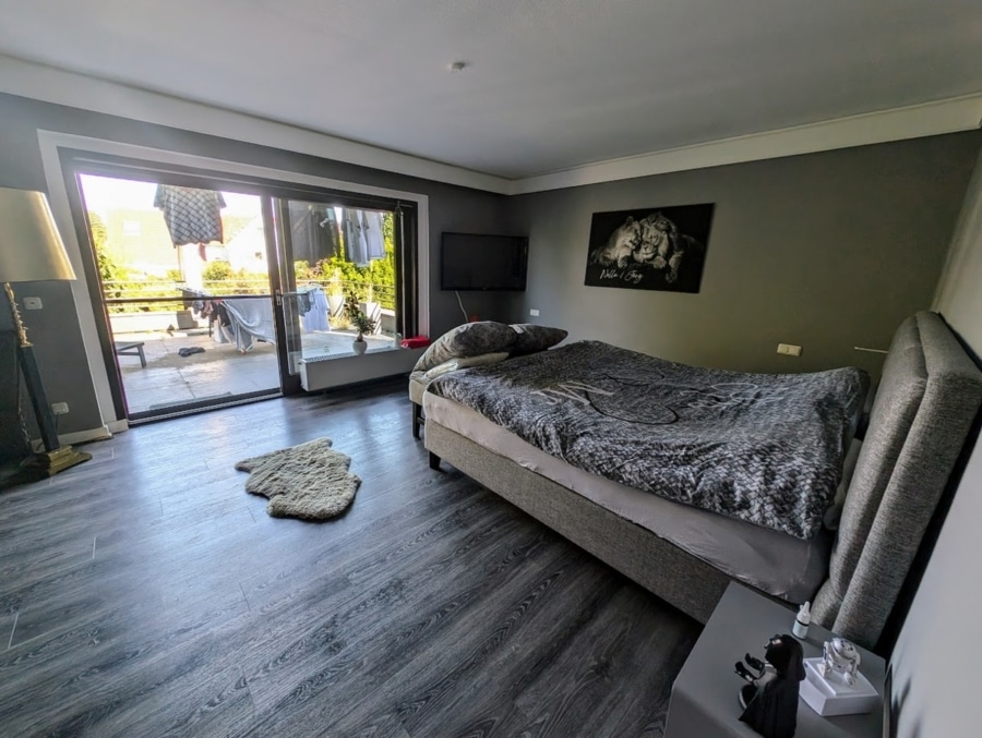 Schlafzimmer - Exklusives Wohnen in Langenhagen: Traumhaus mit Kamin, Teich und großzügigem Grundstück